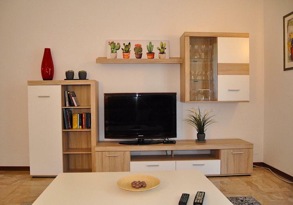 La Casa di Sarita Apartment Pavia Bagian luar foto