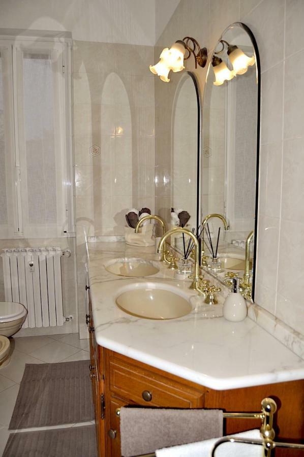 La Casa di Sarita Apartment Pavia Bagian luar foto